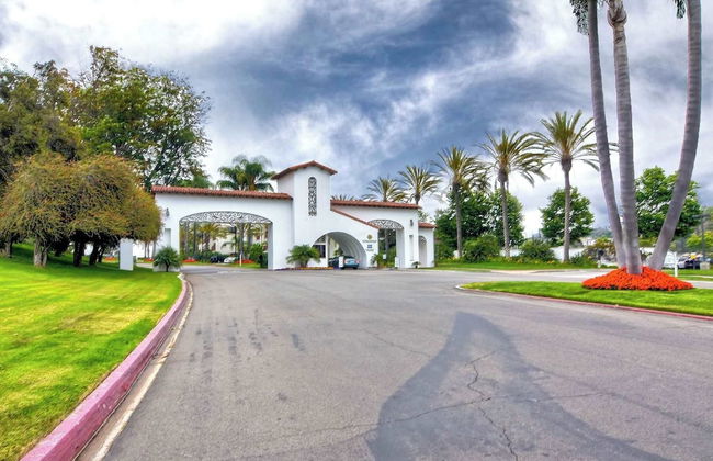 Southern Exposure w/ Private Balcony - Foto 42