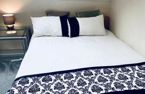 Charming Entire 2-Bedroom House in Milton Keynes - Photo 9