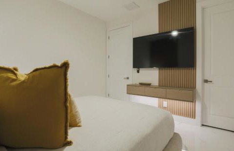 KING BED - FREE Pool Heat - 85 in TV - 4BR Villa - Foto 37