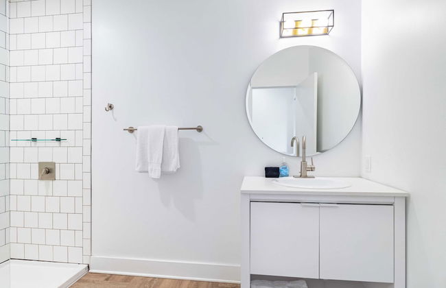 Dual Bachelor Pads w/ Rooftop Lounge & Games Sleeps 26 5 Min to Broadway - Foto 37