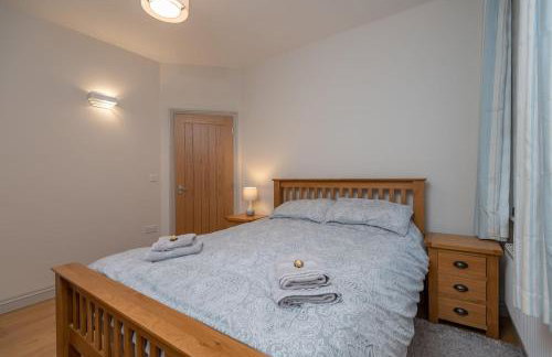 Sleeps 6 4 bedrooms 2 minute walk to the Square Hosted Happy Valley Cast - Photo 33