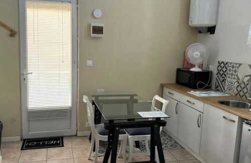 Studio à Le Boulou centre ville- pour 2 - petit prix- Juillet-aout réservation d'1 semaine minimum-check in 17-19h - Foto 5