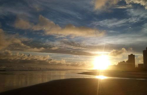 Prédio com piscina na cobertura frente ao mar,apartamento para até 6 pessoas e 3 crianças até 8 anos, churrasqueira na sacada, Wi-Fi grátis, rede de proteção, NÃO oferecemos roupas de cama e banho, 1 vaga de garagem, na Praia Grande-Vila Mirim - Foto 30