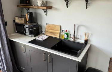 Luxury Spa Cabin with Outdoor Bath, Sauna & Fireplace - Foto 8