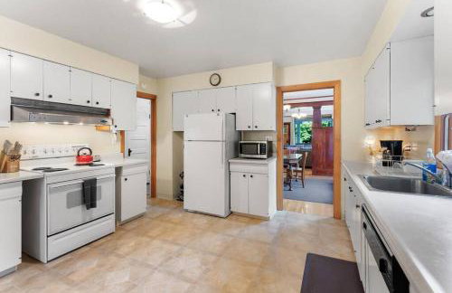 3BR Home Large Kitchen Mins To DwnTwn - Photo 16