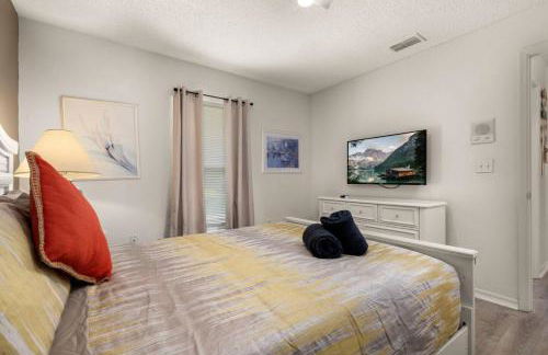 Modern Retreat Pool and Game Room - Foto 43