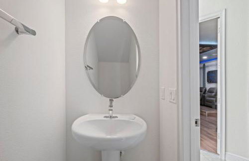 Epic Playhouse Getaway - Castle & Superhero Bunks Theater Private Pool No Rear Neighbors - Foto 44