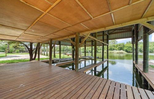 Waterfront oasis with private pool, game room, fire pit and volleyball court - Foto 77