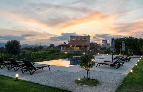 Villa Recluso-3 bd luxury country villa, huge heated pool with hydromassage, individual bbq & large yard, mountain view - Photo 31