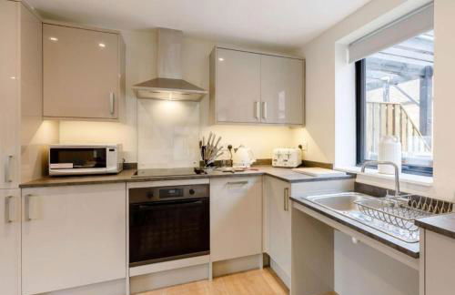 Fawn Cottage Disabled Adapted 3 Bedroom hot tub - Photo 14