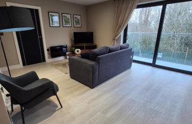 #23 Lux stylish 2 bed 2 bath with balcony NEC n12 - Sleeps 4 - "Perfect for contractors and Families - Free Parking" - Foto 14
