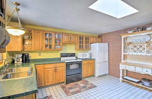 Riverfront Cabin in Alger with Patio and WiFi! - Foto 6