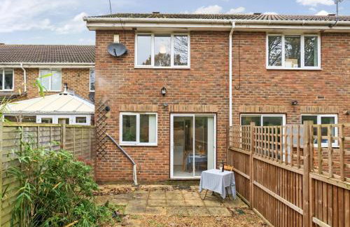Experience Surrey 2Bed Home in Walton with Parking - Pass the Keys - Foto 16