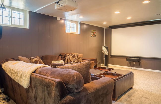 The Retro Escape City Park Hot Tub & Movie Theater - Foto 12