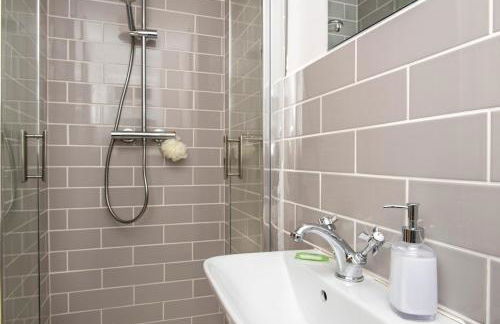 Cosy detached lodge, dog & child friendly with shared pools - Photo 9