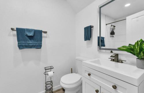 Spacious 2BR Condo close to Restaurants and Nightlife with WiFi - Foto 9