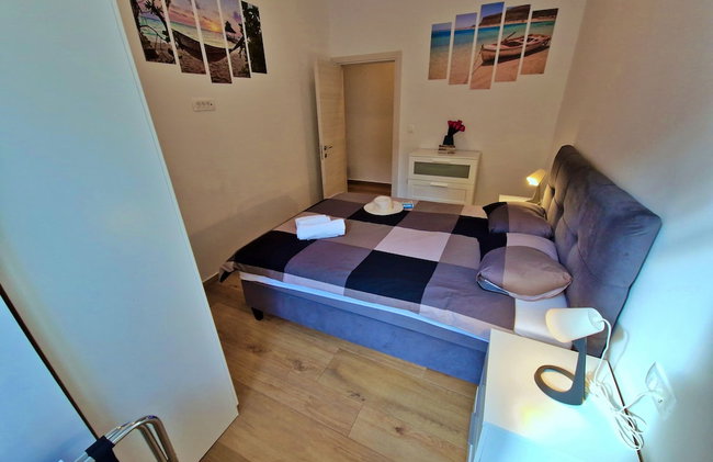 Lola's Place - Photo 13