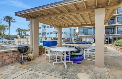 Renovated condo with ocean views, pool, & beach access - Foto 16