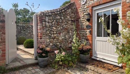 Luxury Cottage with Air Con & Walled Garden - Photo 2