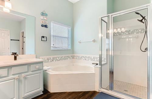 Spacious family home w pool & game room - Photo 76