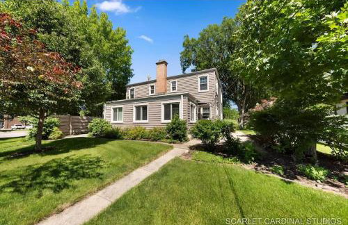 Downtown Naperville Retreat with King bed Near Riverwalk Dedicated Workspace Free Garage Parking Patio - Foto 11