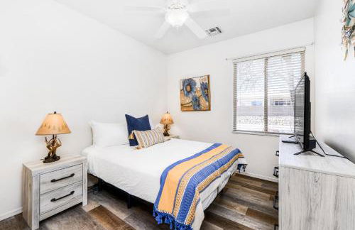 Remodeled modern beauty backs to open desert with mountain views & home theatre - Foto 21