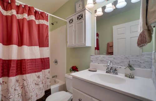 Enchanted Forest Cottage with Hot Tub! - Foto 11