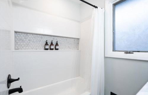 5 Bedroom 2 & 1 half Bath Group Stay Fun Design in Quiet Neighborhood - Foto 29