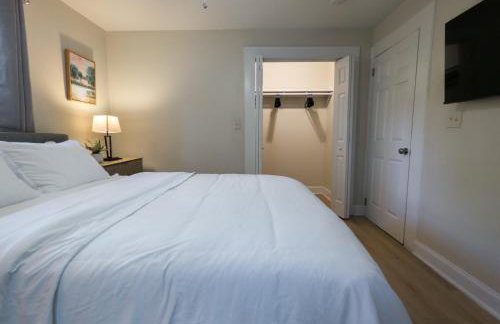 The Crestwood - 3BR Home with Parking - Near Atlanta and Stone Mountain - Photo 11