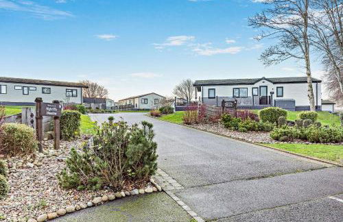 Binky Lodge Stylish Cosy 3-Bedroom Holiday Lodge Hoburne Naish Barton on Sea - Photo 36