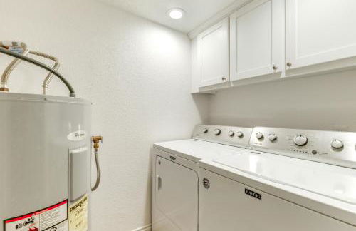 Waterfront Home with Deck and Pool in City-by-the-Sea - Foto 26