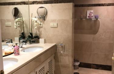 Beachside Luxury 2 bedroom apartment, Puerto Banus - Foto 18