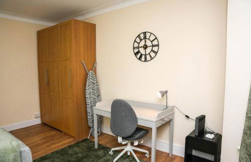 Large 4 Bedroom House Near Heathrow and M4 Free Parking - Foto 48