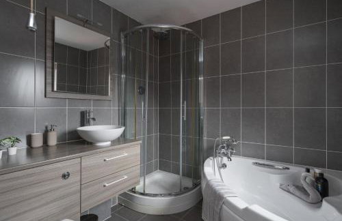 Large 5BR Home - Ideal for Contractors - Parking Available - Photo 8