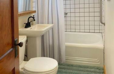 Cozy 3 Bedroom Getaway with Hot Tub - Foto 12