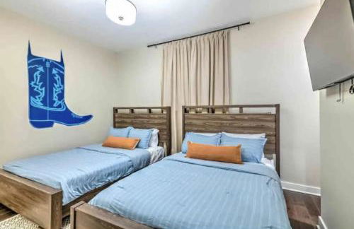 Luxury four-story Home, Rooftop Deck with views, PingPong! Sleeps 12! - Photo 28