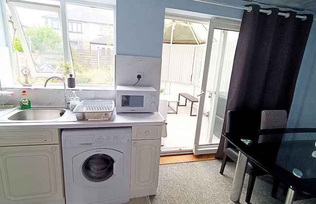 Cozy 3-Bed Family Home with Free Parking - Foto 35