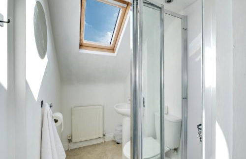 4 Bedroom Stylish House in Central Redditch - Foto 18