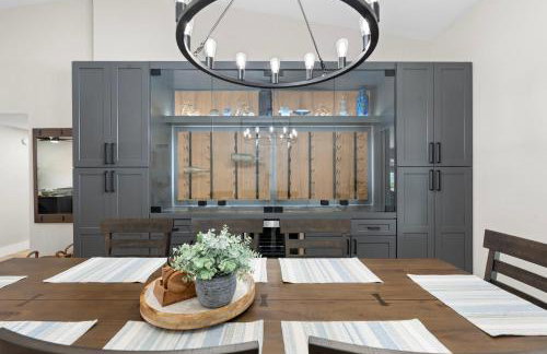 Modern Escape with Pool Ping Pong & Putting Green - Foto 20