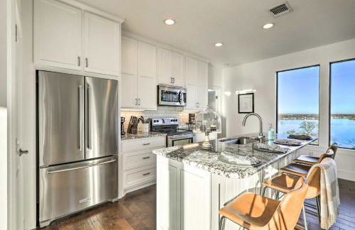 Lake Granbury Views and Game Room! Modern Escape - Foto 8