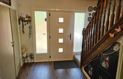 Stunning 4 bed house with huge garden and parking - Foto 25