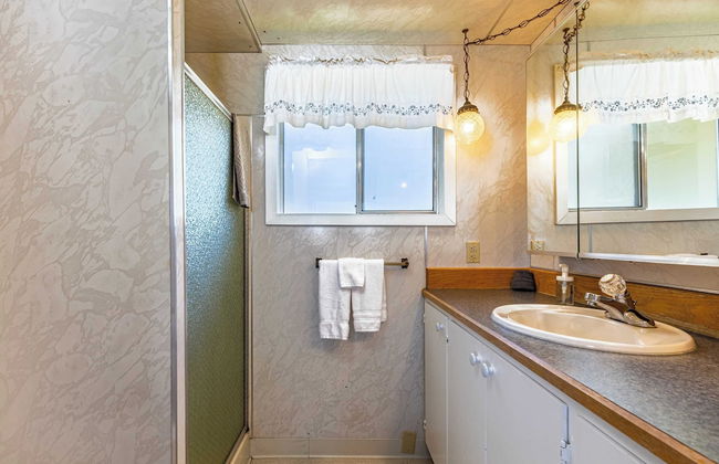 Private Beach Access + Water Views! Sleeps 18, Historic 6bdr Farmhouse w/ Deck - Foto 29