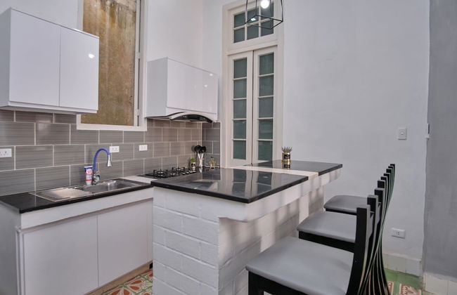 Lujoso Apto WIFI Gratis Balcon y Jacuzzi - Photo 33