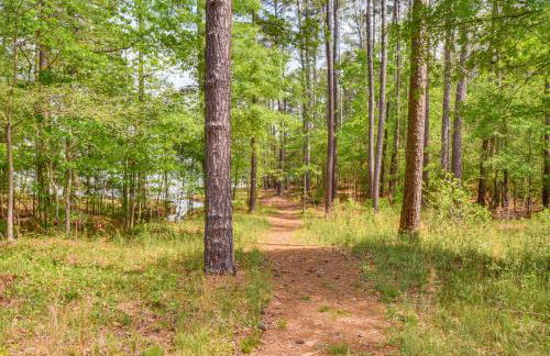 Waterfront Townville Home with Hot Tub and Dock! - Foto 37