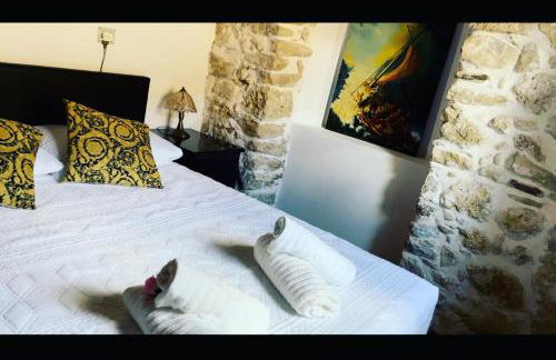 Art House Pagoi Sleeps 6 Parking 5 min to Beach - Photo 10