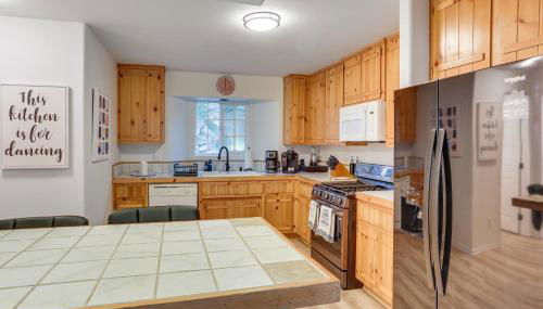 Crestline Home with Deck Less Than 2 Mi to Lake Gregory! - Foto 3