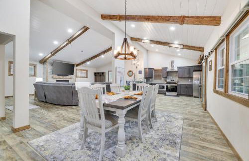 Whiskey Pines Retreat! Single Level Home, Outdoor Firepit, AC, BBQ! Sleeps 9 in Lake Harmony! - Foto 1