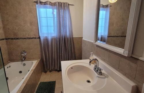 3 bedroom 2 bath home with Jacuzzi near Beverly Hills, wi-fi, Jacuzzi, Roku, BBQ, giant games family fun - Foto 8