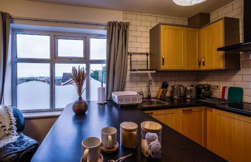 Luxury 1st floor modern flat, close to city with free parking - Photo 2