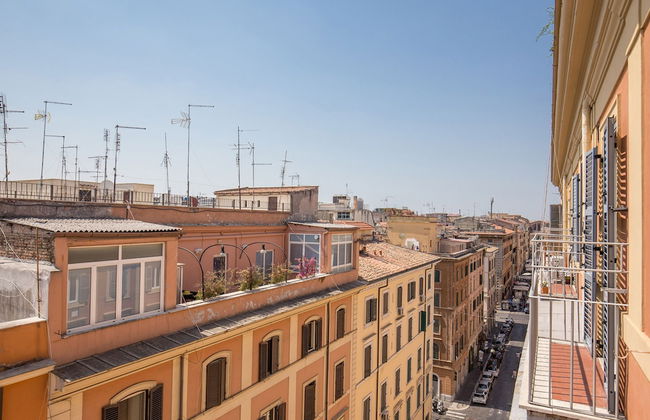 Bon Ton Design Rooms by DOT Suites - Photo 29